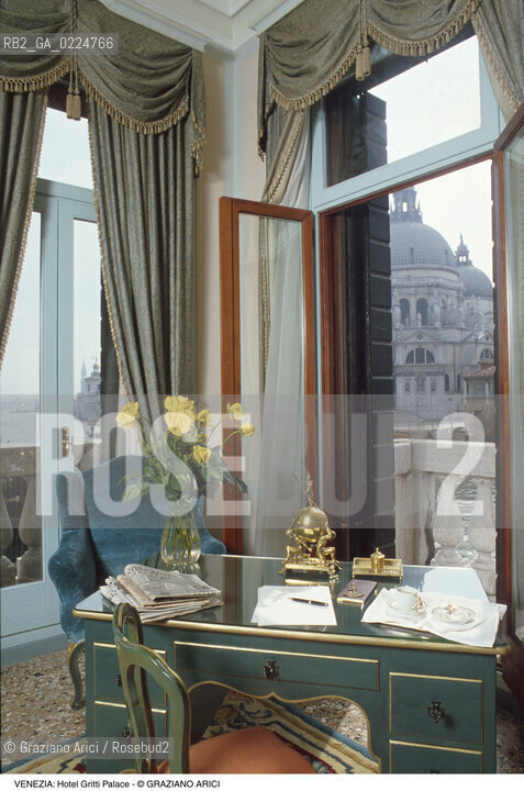 Localizzazione:..VENEZIA / S. MARCO..Oggetto:..Soggetto:..HOTEL GRITTI PALACE / SUITE ERNEST HEMINGWAY / WOODY ALLEN / SALUTE..Cronologia: ....Definizione Culturale:..   Autore: ..   Stile:..   Editori/Stampatori:..   Committenza:..Materia e Tecnica:..Collocazione:..Note:..ALBERGHI..Riproduzione Fotografica:..Graziano Arici/Rosebud2 .Copyright:..Graziano Arici/Rosebud2 .Data:..1990..Costo:..A..