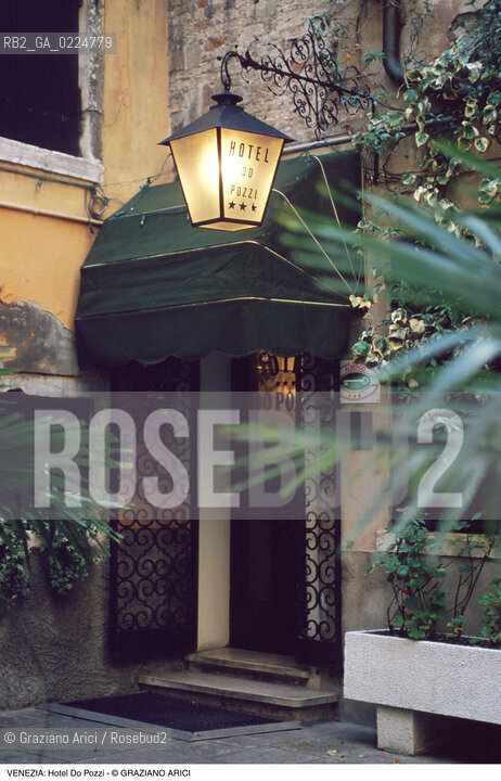 Localizzazione:..VENEZIA / S. MARCO..Oggetto:..Soggetto:..HOTEL DO POZZI..Cronologia: ....Definizione Culturale:..   Autore: ..   Stile:..   Editori/Stampatori:..   Committenza:..Materia e Tecnica:..Collocazione:..Note:..ALBERGHI..Riproduzione Fotografica:..Graziano Arici/Rosebud2 .Copyright:..Graziano Arici/Rosebud2 .Data:..1990..Costo:..A..
