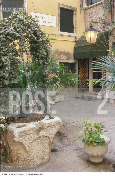 Localizzazione:..VENEZIA / S. MARCO..Oggetto:..Soggetto:..HOTEL DO POZZI / VERA DA POZZO..Cronologia: ....Definizione Culturale:..   Autore: ..   Stile:..   Editori/Stampatori:..   Committenza:..Materia e Tecnica:..Collocazione:..Note:..ALBERGHI..Riproduzione Fotografica:..Graziano Arici/Rosebud2 .Copyright:..Graziano Arici/Rosebud2 .Data:..1990..Costo:..A..