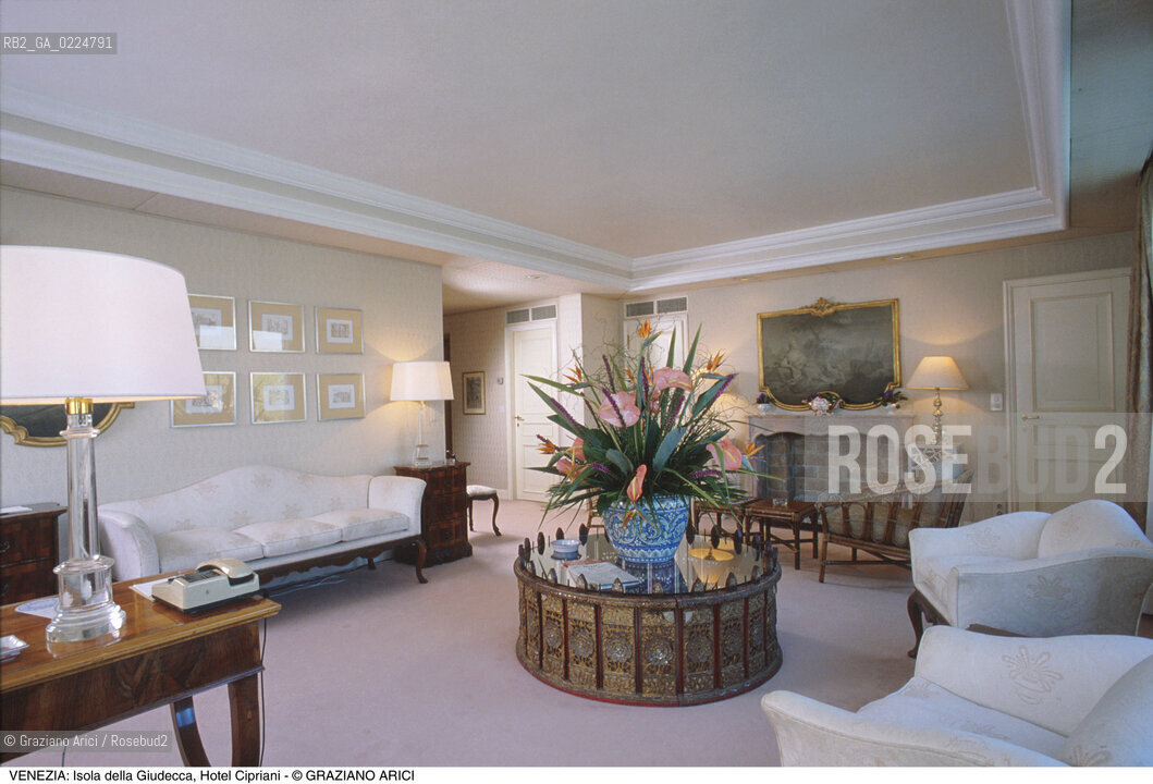 Localizzazione:..VENEZIA / DORSODURO / ISOLA DELLA GIUDECCA..Oggetto:..Soggetto:..HOTEL CIPRIANI / STANZA..Cronologia: ....Definizione Culturale:..   Autore: ..   Stile:..   Editori/Stampatori:..   Committenza:..Materia e Tecnica:..Collocazione:..Note:..ALBERGHI..Riproduzione Fotografica:..Graziano Arici/Rosebud2 .Copyright:..Graziano Arici/Rosebud2 .Data:..1990..Costo:..A..