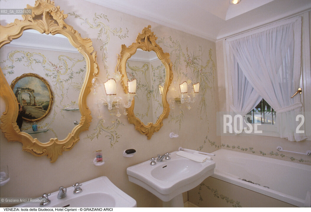 Localizzazione:..VENEZIA / DORSODURO / ISOLA DELLA GIUDECCA..Oggetto:..Soggetto:..HOTEL CIPRIANI / BAGNO..Cronologia: ....Definizione Culturale:..   Autore: ..   Stile:..   Editori/Stampatori:..   Committenza:..Materia e Tecnica:..Collocazione:..Note:..ALBERGHI..Riproduzione Fotografica:..Graziano Arici/Rosebud2 .Copyright:..Graziano Arici/Rosebud2 .Data:..1990..Costo:..A..