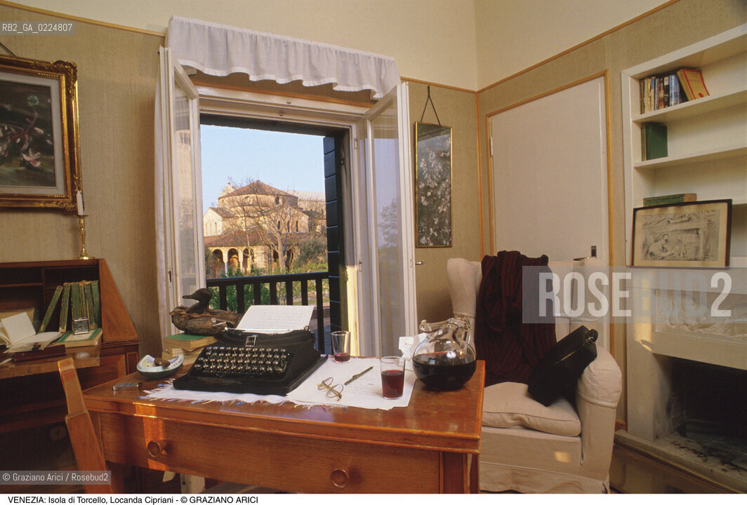 Localizzazione:..VENEZIA / ISOLA DI TORCELLO..Oggetto:..Soggetto:..LOCANDA CIPRIANI / S. FOSCA MACCHINA DA SCRIVERE ERNEST HEMINGWAY..Cronologia: ....Definizione Culturale:..   Autore: ..   Stile:....   Editori/Stampatori:..   Committenza:..Materia e Tecnica:..Collocazione:..Note:..ALBERGHI HOTEL..Riproduzione Fotografica:..Graziano Arici/Rosebud2 .Copyright:..Graziano Arici/Rosebud2 .Data:..1990..Costo:..A..