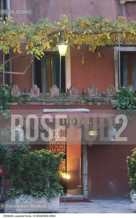 Localizzazione:..VENEZIA / S. MARCO..Oggetto:..Soggetto:..PENSIONE FIORITA..Cronologia: ....Definizione Culturale:..   Autore: ..   Stile:....   Editori/Stampatori:..   Committenza:..Materia e Tecnica:..Collocazione:..Note:..ALBERGHI HOTEL..Riproduzione Fotografica:..Graziano Arici/Rosebud2 .Copyright:..Graziano Arici/Rosebud2 .Data:..1988..Costo:..A..