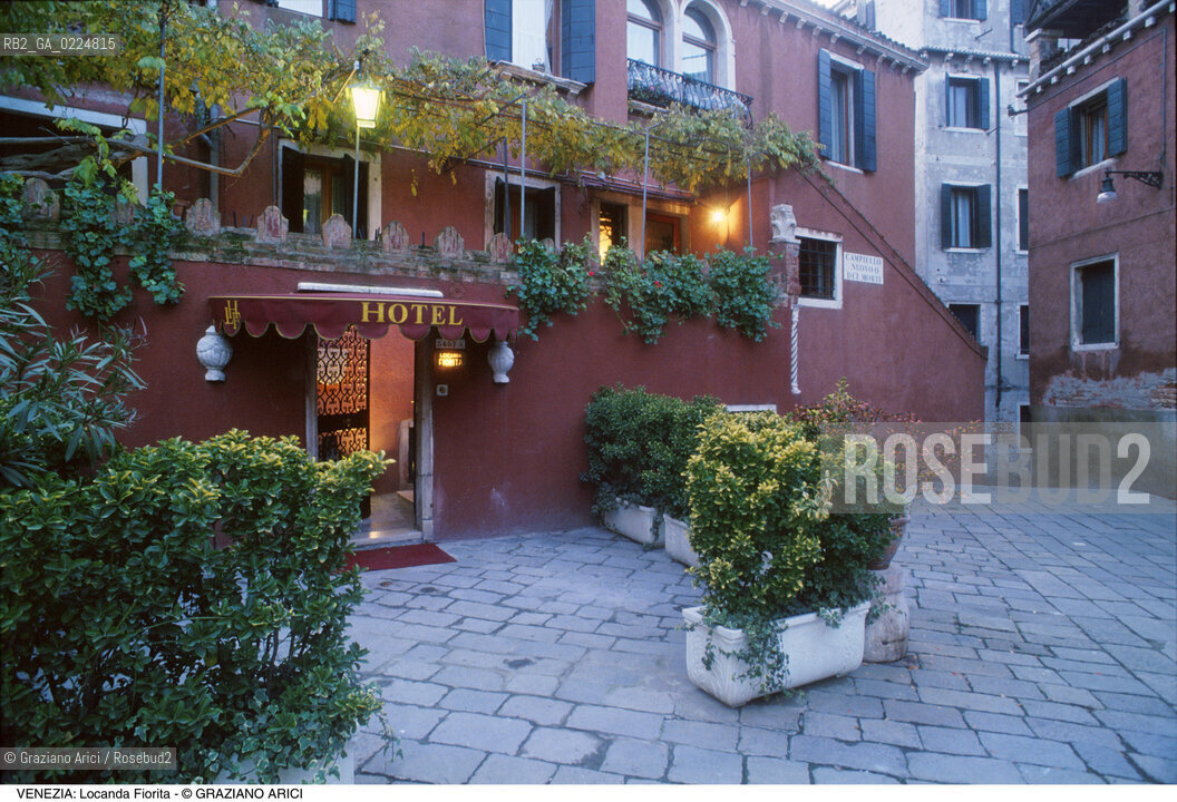 Localizzazione:..VENEZIA / S. MARCO..Oggetto:..Soggetto:..PENSIONE FIORITA..Cronologia: ....Definizione Culturale:..   Autore: ..   Stile:....   Editori/Stampatori:..   Committenza:..Materia e Tecnica:..Collocazione:..Note:..ALBERGHI HOTEL..Riproduzione Fotografica:..Graziano Arici/Rosebud2 .Copyright:..Graziano Arici/Rosebud2 .Data:..1988..Costo:..A..