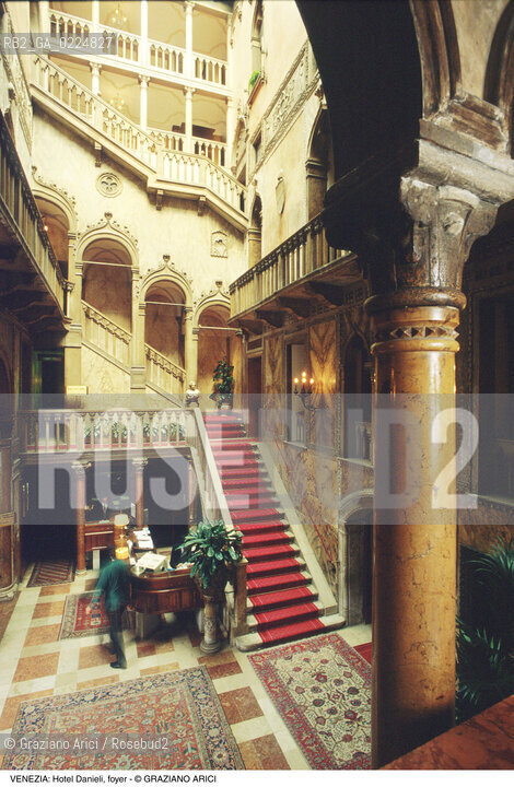 Localizzazione:..VENEZIA / CASTELLO..Oggetto:..Soggetto:..HOTEL DANIELI / HALL FOYER..Cronologia: ..XIX SECOLO..Definizione Culturale:..   Autore: ..   Stile:..NEOGOTICO..   Editori/Stampatori:..   Committenza:..Materia e Tecnica:..Collocazione:..Note:..PALAZZO DANDOLO ALBERGHI..Riproduzione Fotografica:..Graziano Arici/Rosebud2 .Copyright:..Graziano Arici/Rosebud2 .Data:..1988..Costo:..A..