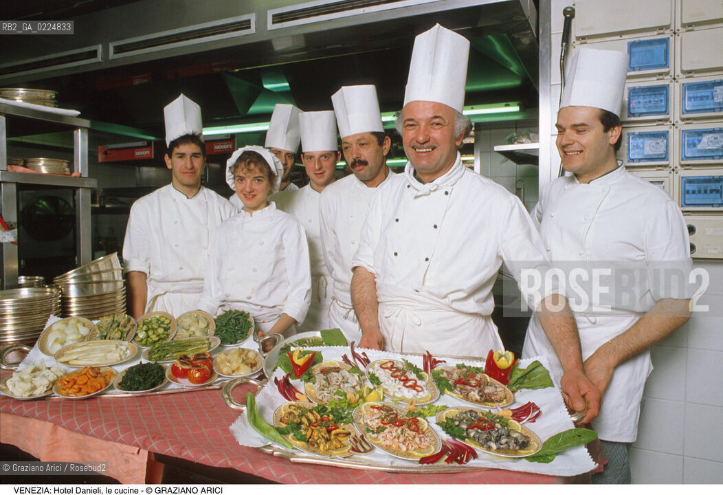 Localizzazione:..VENEZIA / CASTELLO..Oggetto:..Soggetto:..HOTEL DANIELI CUCINA CUOCHI CHEF CIBO..Cronologia: ....Definizione Culturale:..   Autore: ..   Stile:..   Editori/Stampatori:..   Committenza:..Materia e Tecnica:..Collocazione:..Note:..PALAZZO DANDOLO ALBERGHI..Riproduzione Fotografica:..Graziano Arici/Rosebud2 .Copyright:..Graziano Arici/Rosebud2 .Data:..1988..Costo:..A..