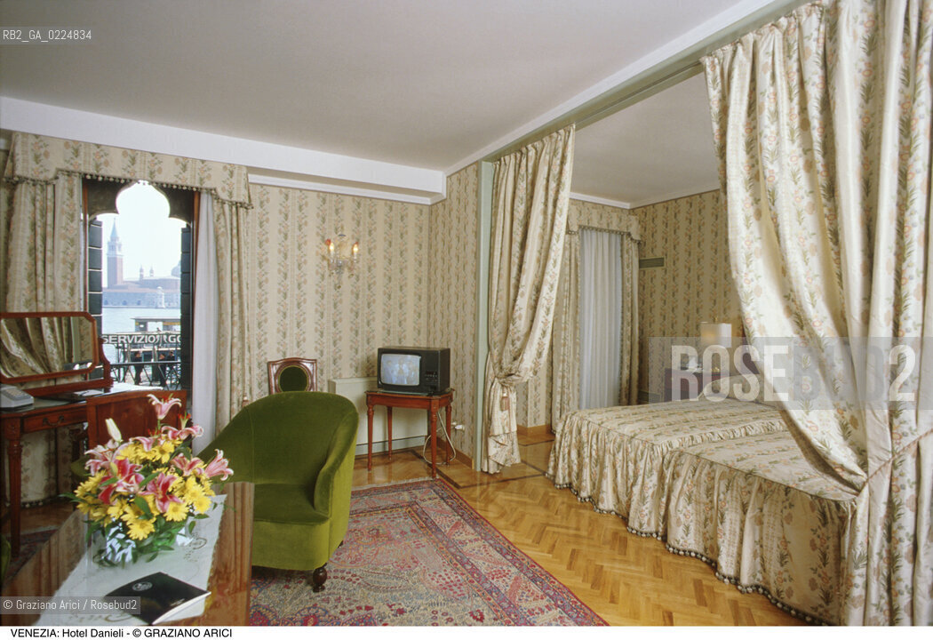 Localizzazione:..VENEZIA / CASTELLO..Oggetto:..Soggetto:..HOTEL DANIELI STANZA LETTO..Cronologia: ....Definizione Culturale:..   Autore: ..   Stile:..   Editori/Stampatori:..   Committenza:..Materia e Tecnica:..Collocazione:..Note:..PALAZZO DANDOLO ALBERGHI..Riproduzione Fotografica:..Graziano Arici/Rosebud2 .Copyright:..Graziano Arici/Rosebud2 .Data:..1988..Costo:..A..