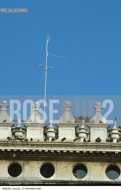 Localizzazione:..VENEZIA / S. MARCO..Oggetto:..Soggetto:..ANTENNE TELEVISIVE..Cronologia: ....Definizione Culturale:..   Autore: ....   Stile: ..   Editori/Stampatori:..   Committenza:..Materia e Tecnica:..Collocazione:..Note:..MONUMENTALE ARREDO URBANO..Riproduzione Fotografica:..Graziano Arici/Rosebud2 .Copyright:..Graziano Arici/Rosebud2 .Data:..1995..Costo:..A..
