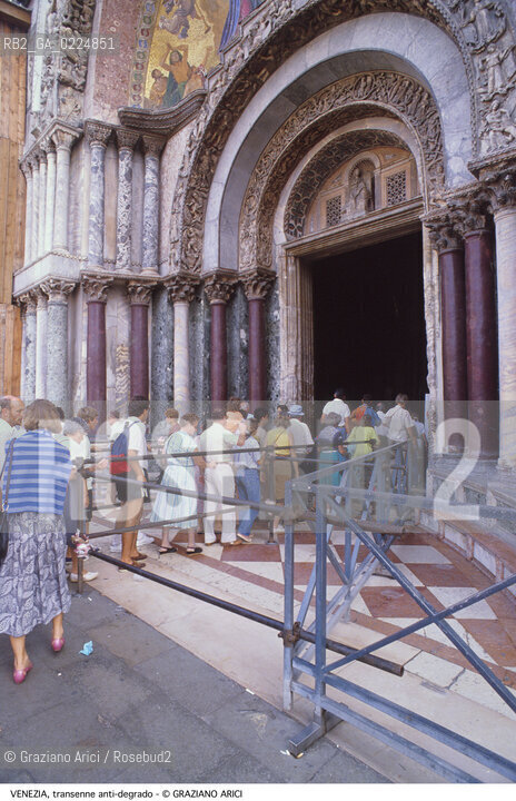 Localizzazione:..VENEZIA / S. MARCO..Oggetto:..Soggetto:..TRANSENNE ANTI DEGRADO MONUMENTALE TURISTI / BASILICA DI SAN MARCO..Cronologia: ....Definizione Culturale:..   Autore: ....   Stile: ..   Editori/Stampatori:..   Committenza:..Materia e Tecnica:..Collocazione:..Note:..MONUMENTALE ARREDO URBANO..Riproduzione Fotografica:..Graziano Arici/Rosebud2 .Copyright:..Graziano Arici/Rosebud2 .Data:..1995..Costo:..A..