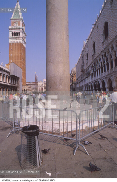 Localizzazione:..VENEZIA / S. MARCO..Oggetto:..Soggetto:..TRANSENNE ANTI DEGRADO MONUMENTALE TURISTI / PIAZZA SAN MARCO..Cronologia: ....Definizione Culturale:..   Autore: ....   Stile: ..   Editori/Stampatori:..   Committenza:..Materia e Tecnica:..Collocazione:..Note:..MONUMENTALE ARREDO URBANO..Riproduzione Fotografica:..Graziano Arici/Rosebud2 .Copyright:..Graziano Arici/Rosebud2 .Data:..1995..Costo:..A..