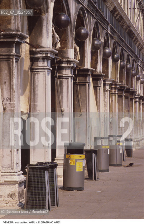 Localizzazione:..VENEZIA / S. MARCO..Oggetto:..Soggetto:..CONTENITORI PER IMMONDIZIE IN PIAZZA SAN MARCO / AMIU RIFIUTI..Cronologia: ....Definizione Culturale:..   Autore:.. ..   Stile:..   Editori/Stampatori:..   Committenza:..Materia e Tecnica:..Collocazione:..Note:..MONUMENTALE ARREDO URBANO..Riproduzione Fotografica:..Graziano Arici/Rosebud2 .Copyright:..Graziano Arici/Rosebud2 .Data:..1995..Costo:..A..