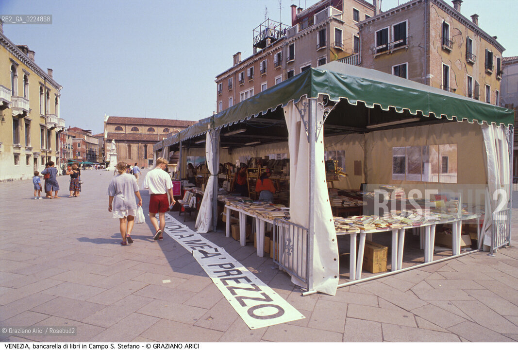 Localizzazione:..VENEZIA / S. MARCO..Oggetto:..Soggetto:..BANCARELLA DI LIBRI IN CAMPO S. STEFANO..Cronologia: ....Definizione Culturale:..   Autore: ....   Stile: ..   Editori/Stampatori:..   Committenza:..Materia e Tecnica:..Collocazione:..Note:..MONUMENTALE ARREDO URBANO..Riproduzione Fotografica:..Graziano Arici/Rosebud2 .Copyright:..Graziano Arici/Rosebud2 .Data:..1995..Costo:..A..