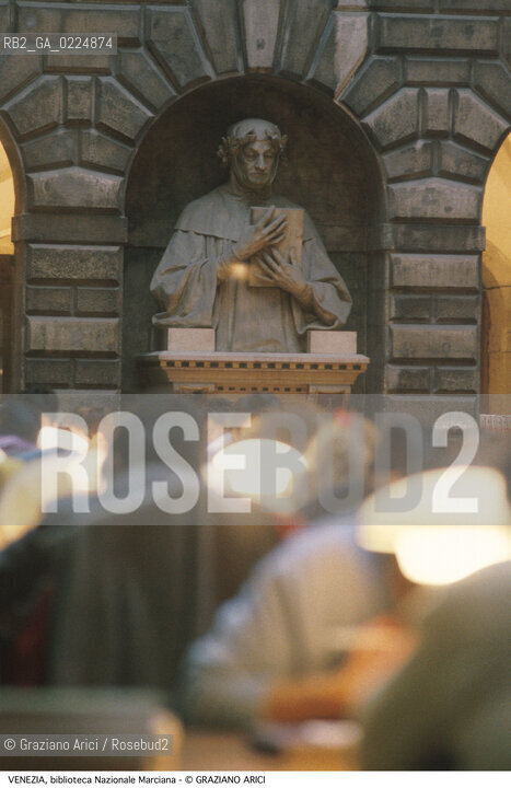 Localizzazione:..VENEZIA / S. MARCO..Oggetto:..Soggetto:..BIBLIOTECA NAZIONALE MARCIANA / SALA DI LETTURA / STATUA DI FRANCESCO PETRARCA..Cronologia: ....Definizione Culturale:..   Autore: ....   Stile: ..   Editori/Stampatori:..   Committenza:..Materia e Tecnica:..Collocazione:..Note:..MONUMENTALE..Riproduzione Fotografica:..Graziano Arici/Rosebud2 .Copyright:..Graziano Arici/Rosebud2 .Data:..1995..Costo:..A..
