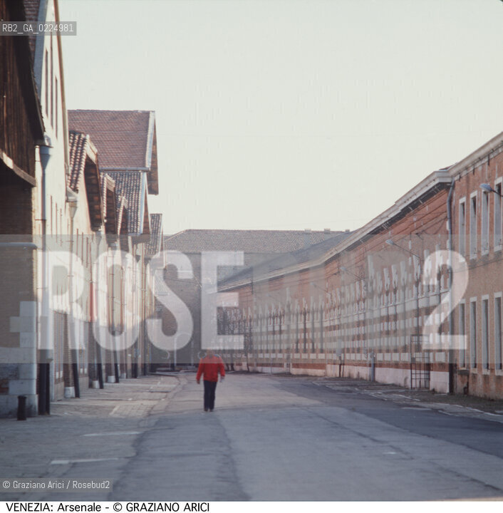 Localizzazione:..VENEZIA / CASTELLO..Oggetto:..Soggetto:..ARSENALE / VIA STRADAL CAMPAGNA..Cronologia: ..XIX SECOLO..Definizione Culturale:..   Autore: ....   Stile: ..   Editori/Stampatori:..   Committenza:..Materia e Tecnica:..Collocazione:..Note:....Riproduzione Fotografica:..Graziano Arici/Rosebud2 .Copyright:..Graziano Arici/Rosebud2 .Data:..1990..Costo:..A..