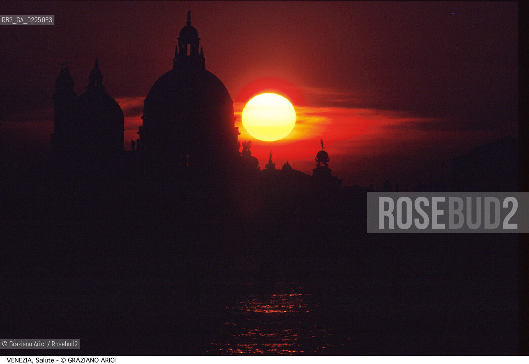 Localizzazione:..VENEZIA / DORSODURO..Oggetto:..Soggetto:..CHIESA DI S. MARIA DELLA SALUTE / TRAMONTO..Cronologia: ....Definizione Culturale:..   Autore: ....   Stile:..   Editori/Stampatori:..   Committenza:..Materia e Tecnica:....Collocazione:..Note:..MONUMENTALE..Riproduzione Fotografica:..Graziano Arici/Rosebud2 .Copyright:..Graziano Arici/Rosebud2 .Data:..1995..Costo:..A..