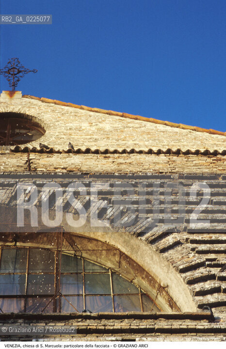 Localizzazione:..VENEZIA / CANNAREGIO..Oggetto:..Soggetto:..CHIESA DI S. MARCUOLA / SS. ERMAGORA E FORTUNATO / PARTICOLARE DELLA FACCIATA..Cronologia: ..XVIII SECOLO..Definizione Culturale:..   Autore: ..ANTONIO GASPARI..GIORGIO MASSARI..   Stile:..   Editori/Stampatori:..   Committenza:..Materia e Tecnica:..MATTONI..Collocazione:..Note:..MONUMENTALE..Riproduzione Fotografica:..Graziano Arici/Rosebud2 .Copyright:..Graziano Arici/Rosebud2 .Data:..1995..Costo:..A..
