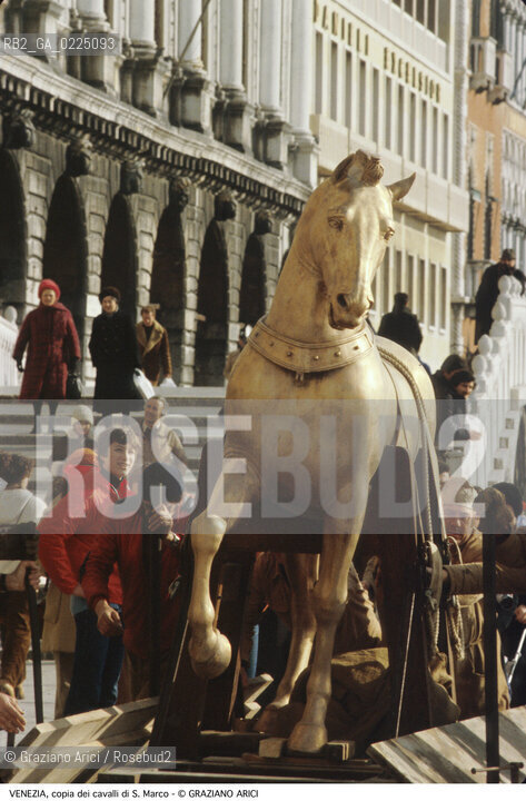 Localizzazione:..VENEZIA / S. MARCO..Oggetto:..Soggetto:..TRASPORTO DELLA COPIA DEI CAVALLI DI S. MARCO..Cronologia: ....Definizione Culturale:..   Autore: ..   Stile:....   Editori/Stampatori:..   Committenza:..Materia e Tecnica:..Collocazione:..Note:..MONUMENTALE..Riproduzione Fotografica:..Graziano Arici/Rosebud2 .Copyright:..Graziano Arici/Rosebud2 .Data:..1978..Costo:..A..