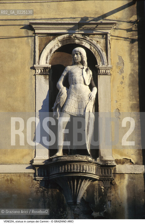 Localizzazione:..VENEZIA / DORSODURO..Oggetto:..Soggetto:..STATUA IN CAMPO DEI CARMINI..Cronologia: ....Definizione Culturale:..   Autore: ....   Stile:....   Editori/Stampatori:..   Committenza:..Materia e Tecnica:..MARMO..Collocazione:..Note:..MONUMENTALE..Riproduzione Fotografica:..Graziano Arici/Rosebud2 .Copyright:..Graziano Arici/Rosebud2 .Data:..1995..Costo:..A..