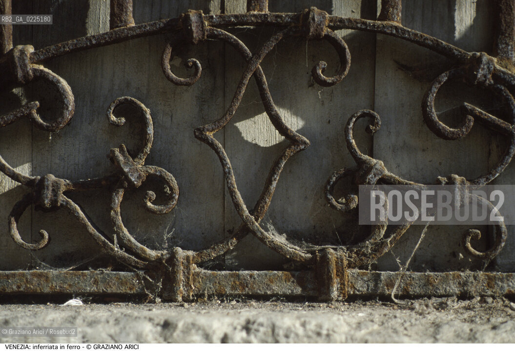 Localizzazione:..VENEZIA..Oggetto:..Soggetto:..INFERRIATA..Cronologia: ....Definizione Culturale:..   Autore: ....   Stile:....   Editori/Stampatori:..   Committenza:..Materia e Tecnica:..FERRO..Collocazione:..Note:..MONUMENTALE..Riproduzione Fotografica:..Graziano Arici/Rosebud2 .Copyright:..Graziano Arici/Rosebud2 .Data:..1995..Costo:..A..