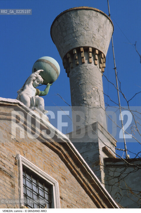 Localizzazione:..VENEZIA / CANNAREGIO..Oggetto:..Soggetto:..CAMINO..Cronologia: ....Definizione Culturale:..   Autore: ....   Stile:....   Editori/Stampatori:..   Committenza:..Materia e Tecnica:....Collocazione:..Note:..MONUMENTALE EDILIZIA MINORE..Riproduzione Fotografica:..Graziano Arici/Rosebud2 .Copyright:..Graziano Arici/Rosebud2 .Data:..1995..Costo:..A..