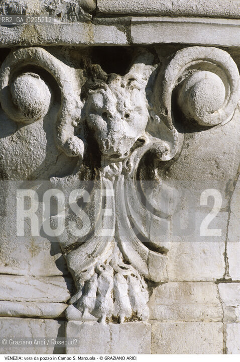 Localizzazione:..VENEZIA / CANNAREGIO..Oggetto:..Soggetto:..VERA DA POZZO IN CAMPO S. MARCUOLA / PARTICOLARE..Cronologia: ..XVIII SECOLO..Definizione Culturale:..   Autore: ....   Stile:....   Editori/Stampatori:..   Committenza:..Materia e Tecnica:..Collocazione:..Note:..MONUMENTALE EDILIZIA MINORE..Riproduzione Fotografica:..Graziano Arici/Rosebud2 .Copyright:..Graziano Arici/Rosebud2 .Data:..1995..Costo:..A..