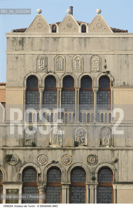 Localizzazione:..VENEZIA / S. CROCE..Oggetto:..Soggetto:..FONDACO DEI TURCHI / MUSEO DI STORIA NATURALE..Cronologia: ..XII XIII SECOLO..Definizione Culturale:..   Autore: ..FEDERICO BERCHET (RESTAURO DEL XIX SECOLO)..   Stile:..VENETO BIZANTINO..   Editori/Stampatori:..   Committenza:..Materia e Tecnica:..Collocazione:..Note:..MONUMENTALE..Riproduzione Fotografica:..Graziano Arici/Rosebud2 .Copyright:..Graziano Arici/Rosebud2 .Data:..1995..Costo:..A..