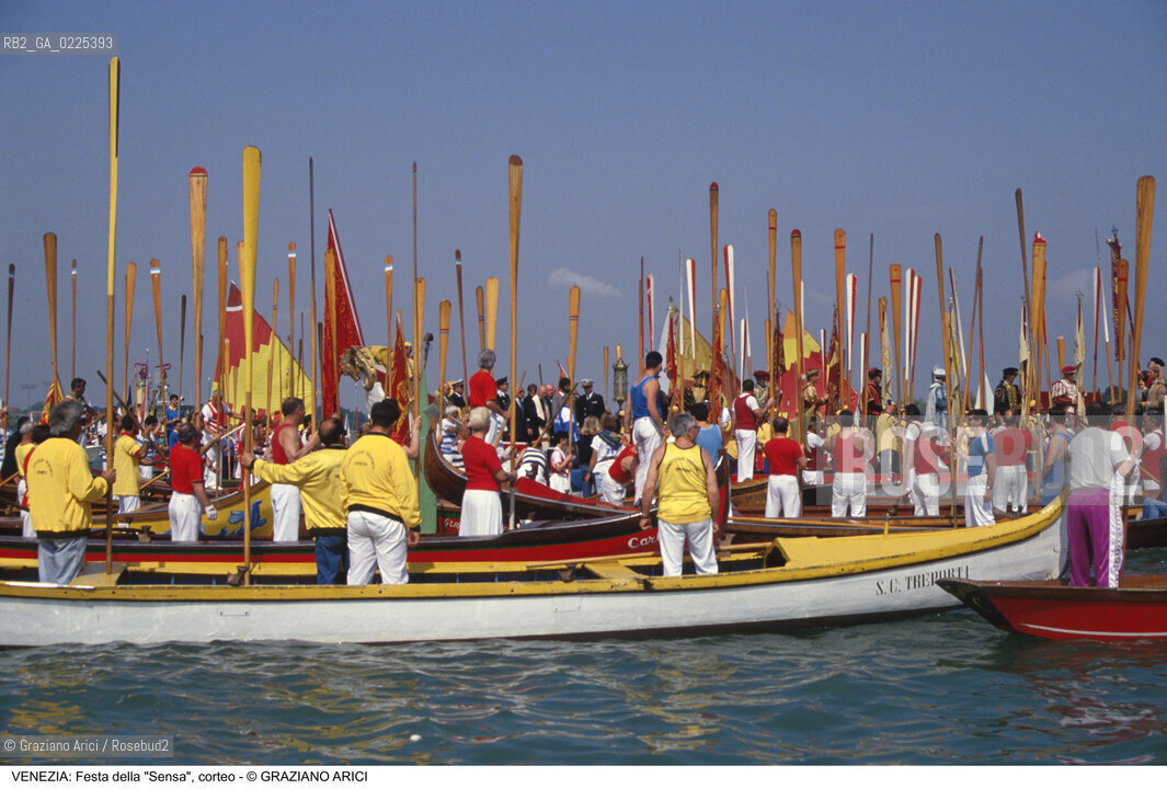Localizzazione:..VENEZIA..Oggetto:..Soggetto:..FESTA DELLA SENSA ASCENSIONE CORTEO ALZAREMI BARCHE..Cronologia: ..Definizione Culturale:..   Autore: ..   Stile: ..   Editori/Stampatori:..   Committenza:..Materia e Tecnica:..Collocazione:..Note:..FESTE..Riproduzione Fotografica:..Copyright:..Graziano Arici/Rosebud2 .Data:..1996..Costo:..A