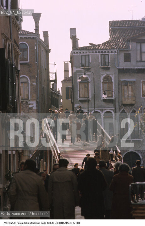 Localizzazione:..VENEZIA / DORSODURO..Oggetto:..Soggetto:..FESTA DELLA MADONNA DELLA SALUTE PONTE VOTIVO SUL CANAL GRANDE FEDELI..Cronologia: ..Definizione Culturale:..   Autore: ..   Stile: ..   Editori/Stampatori:..   Committenza:..Materia e Tecnica:..Collocazione:..Note:..FESTE..Riproduzione Fotografica:..Copyright:..Graziano Arici/Rosebud2 .Data:..1996..Costo:..A