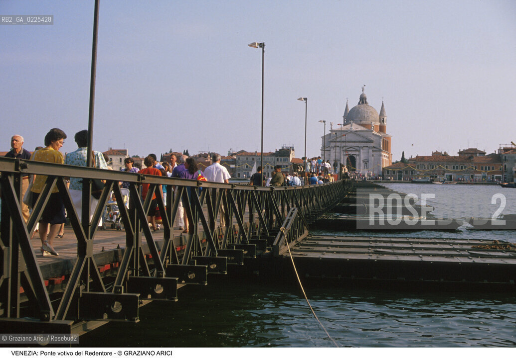 Localizzazione:..VENEZIA / DORSODURO..Oggetto:..Soggetto:..REDENTORE PONTE VOTIVO SUL CANALE DELLA GIUDECCA..Cronologia: ..Definizione Culturale:..   Autore: ..   Stile: ..   Editori/Stampatori:..   Committenza:..Materia e Tecnica:..Collocazione:..Note:..FESTE..Riproduzione Fotografica:..Copyright:..Graziano Arici/Rosebud2 .Data:..1996..Costo:..A