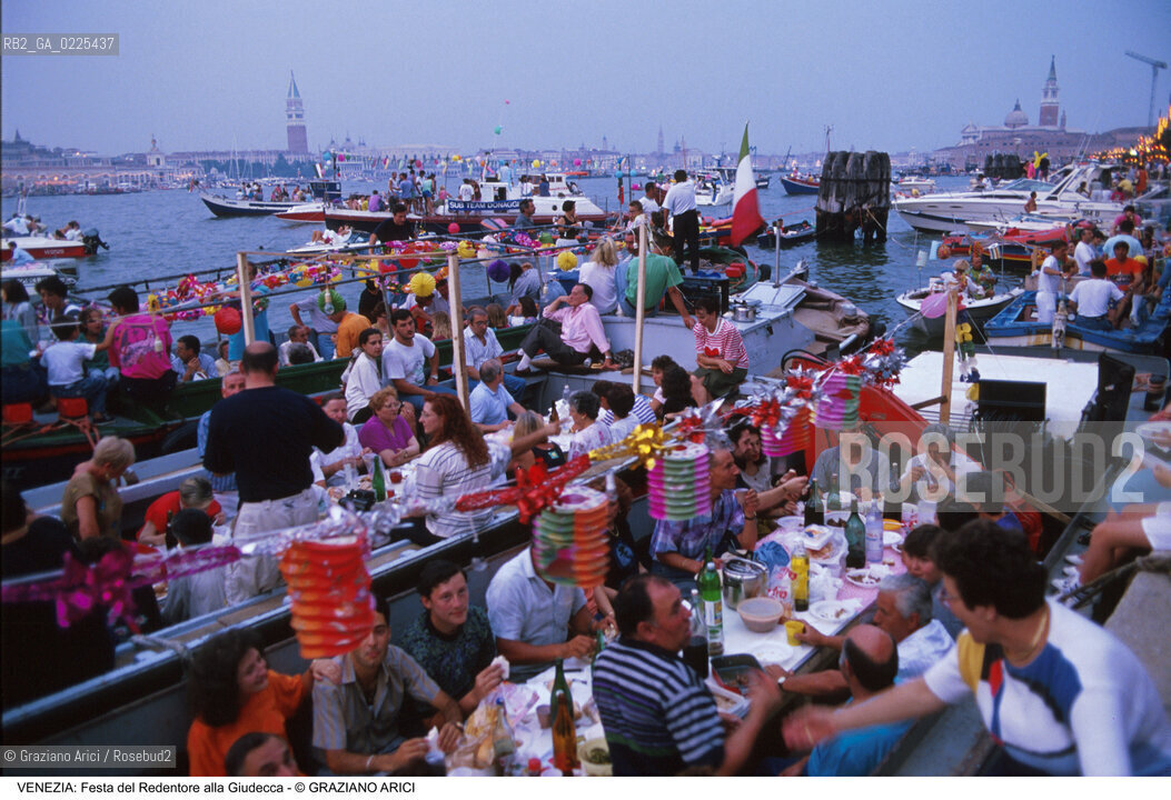 Localizzazione:..VENEZIA / GIUDECCA..Oggetto:..Soggetto:..REDENTORE BARCHE..Cronologia: ..Definizione Culturale:..   Autore: ..   Stile: ..   Editori/Stampatori:..   Committenza:..Materia e Tecnica:..Collocazione:..Note:..FESTE..Riproduzione Fotografica:..Copyright:..Graziano Arici/Rosebud2 .Data:..1996..Costo:..A