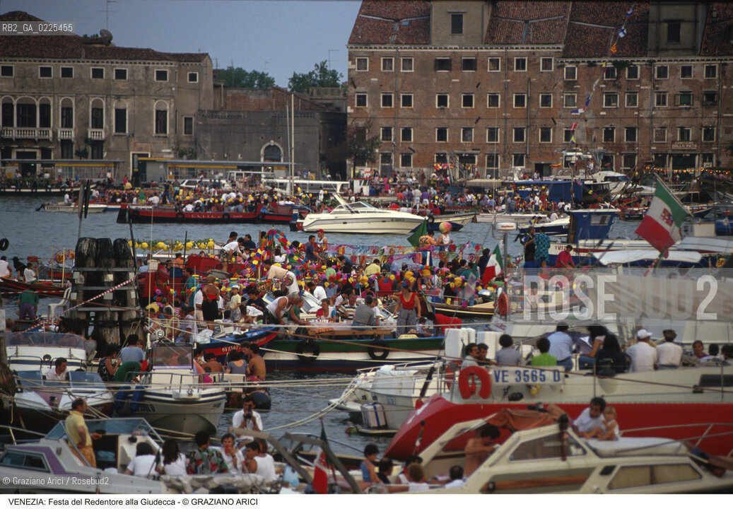 Localizzazione:..VENEZIA / GIUDECCA..Oggetto:..Soggetto:..REDENTORE IN CANALE DELLA GIUDECCA / BARCHE..Cronologia: ..Definizione Culturale:..   Autore: ..   Stile: ..   Editori/Stampatori:..   Committenza:..Materia e Tecnica:..Collocazione:..Note:..FESTE..Riproduzione Fotografica:..Copyright:..Graziano Arici/Rosebud2 .Data:..1996..Costo:..A