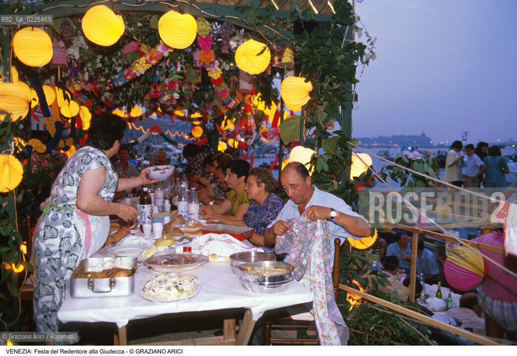 Localizzazione:..VENEZIA / GIUDECCA..Oggetto:..Soggetto:..REDENTORE..Cronologia: ..Definizione Culturale:..   Autore: ..   Stile: ..   Editori/Stampatori:..   Committenza:..Materia e Tecnica:..Collocazione:..Note:..FESTE..Riproduzione Fotografica:..Copyright:..Graziano Arici/Rosebud2 .Data:..1996..Costo:..A