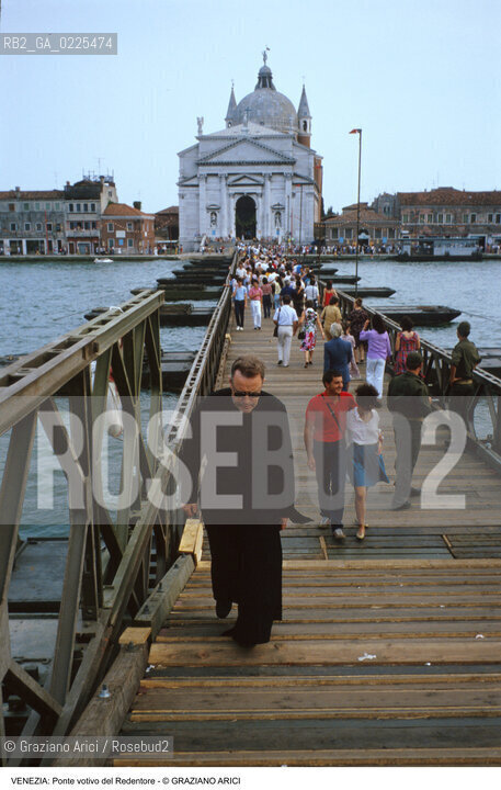 Localizzazione:..VENEZIA / DORSODURO..Oggetto:..Soggetto:..REDENTORE PONTE VOTIVO SUL CANALE DELLA GIUDECCA..Cronologia: ..Definizione Culturale:..   Autore: ..   Stile: ..   Editori/Stampatori:..   Committenza:..Materia e Tecnica:..Collocazione:..Note:..FESTE..Riproduzione Fotografica:..Copyright:..Graziano Arici/Rosebud2 .Data:..1996..Costo:..A