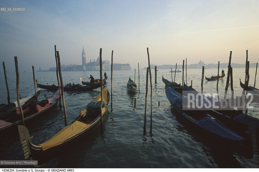 Localizzazione:..VENEZIA / S. MARCO..Oggetto:..Soggetto:..PIAZZA SAN MARCO / GONDOLE BACINO E ISOLA DI S. GIORGIO..Cronologia: ....Definizione Culturale:..   Autore: ....   Stile:....   Editori/Stampatori:..   Committenza:..Materia e Tecnica:....Collocazione:..Note:..MONUMENTALE..Riproduzione Fotografica:..Graziano Arici/Rosebud2 .Copyright:..Graziano Arici/Rosebud2 .Data:..1990..Costo:..A..