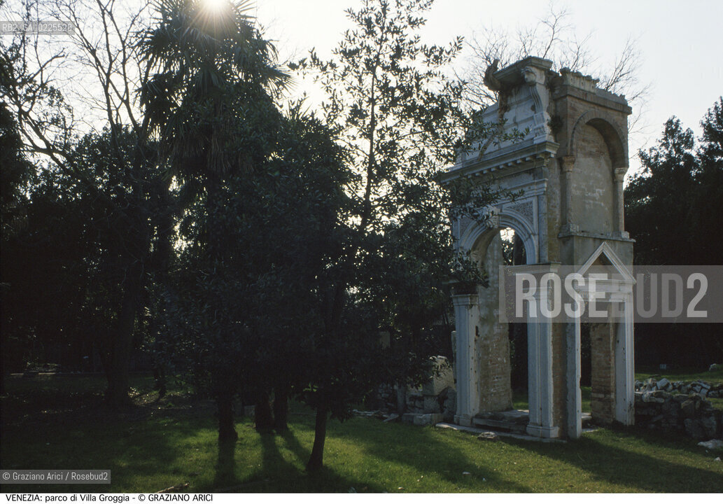 Localizzazione:..VENEZIA / CANNAREGIO..Oggetto:..Soggetto:..PARCO DI VILLA GROGGIA..Cronologia: ....Definizione Culturale:..   Autore: ....   Stile:....   Editori/Stampatori:..   Committenza:..Materia e Tecnica:....Collocazione:..Note:..MONUMENTALE..Riproduzione Fotografica:..Graziano Arici/Rosebud2 .Copyright:..Graziano Arici/Rosebud2 .Data:..1990..Costo:..A..