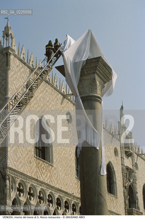Localizzazione:..VENEZIA / S. MARCO..Oggetto:..Soggetto:..PIAZZA SAN MARCO / MANIFESTAZIONE PER IL RITORNO DEL LEONE RESTAURATO / PALAZZO DUCALE VIGILI DEL FUOCO..Cronologia: ....Definizione Culturale:..   Autore: ....   Stile:....   Editori/Stampatori:..   Committenza:..Materia e Tecnica:....Collocazione:..Note:..MONUMENTALE..Riproduzione Fotografica:..Graziano Arici/Rosebud2 .Copyright:..Graziano Arici/Rosebud2 .Data:..1990..Costo:..A..