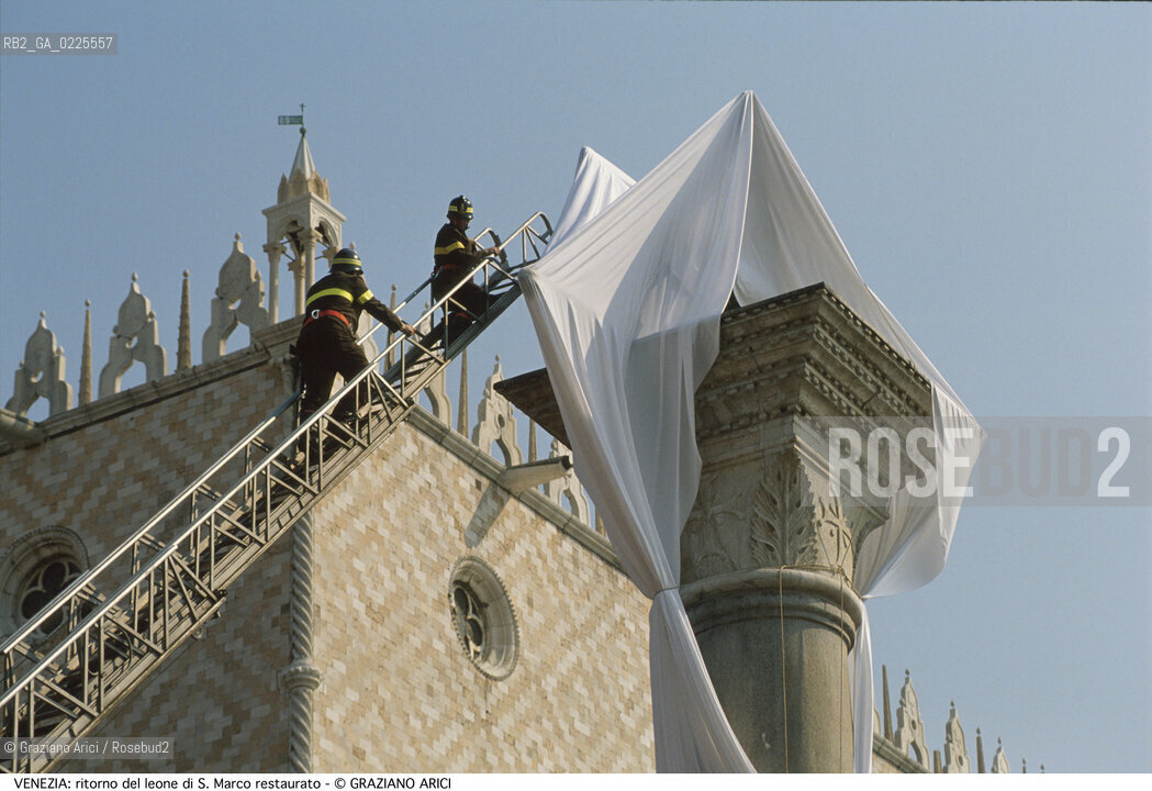 Localizzazione:..VENEZIA / S. MARCO..Oggetto:..Soggetto:..PIAZZA SAN MARCO / MANIFESTAZIONE PER IL RITORNO DEL LEONE RESTAURATO / PALAZZO DUCALE VIGILI DEL FUOCO..Cronologia: ....Definizione Culturale:..   Autore: ....   Stile:....   Editori/Stampatori:..   Committenza:..Materia e Tecnica:....Collocazione:..Note:..MONUMENTALE..Riproduzione Fotografica:..Graziano Arici/Rosebud2 .Copyright:..Graziano Arici/Rosebud2 .Data:..1990..Costo:..A..
