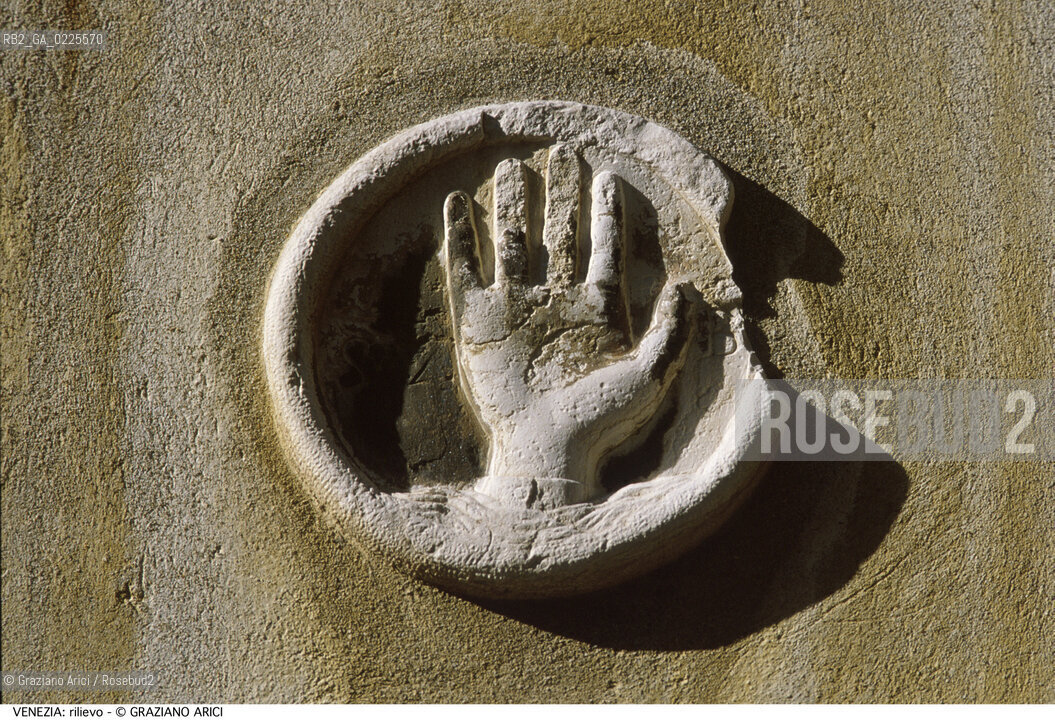 Localizzazione:..VENEZIA..Oggetto:..Soggetto:..RILIEVO MANO..Cronologia: ....Definizione Culturale:..   Autore: ....   Stile:....   Editori/Stampatori:..   Committenza:..Materia e Tecnica:..MARMO..Collocazione:..Note:..MONUMENTALE..Riproduzione Fotografica:..Graziano Arici/Rosebud2 .Copyright:..Graziano Arici/Rosebud2 .Data:..1995..Costo:..A..