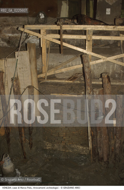 Localizzazione:..VENEZIA / CANNAREGIO..Oggetto:..Soggetto:..TEATRO MALIBRAN / CASE DI MARCO POLO / PALI POZZO..Cronologia: ....Definizione Culturale:..   Autore: ....   Stile:....   Editori/Stampatori:..   Committenza:..Materia e Tecnica:....Collocazione:..Note:..MONUMENTALE ARCHEOLOGIA..Riproduzione Fotografica:..Graziano Arici/Rosebud2 .Copyright:..Graziano Arici/Rosebud2 .Data:..1998..Costo:..A..