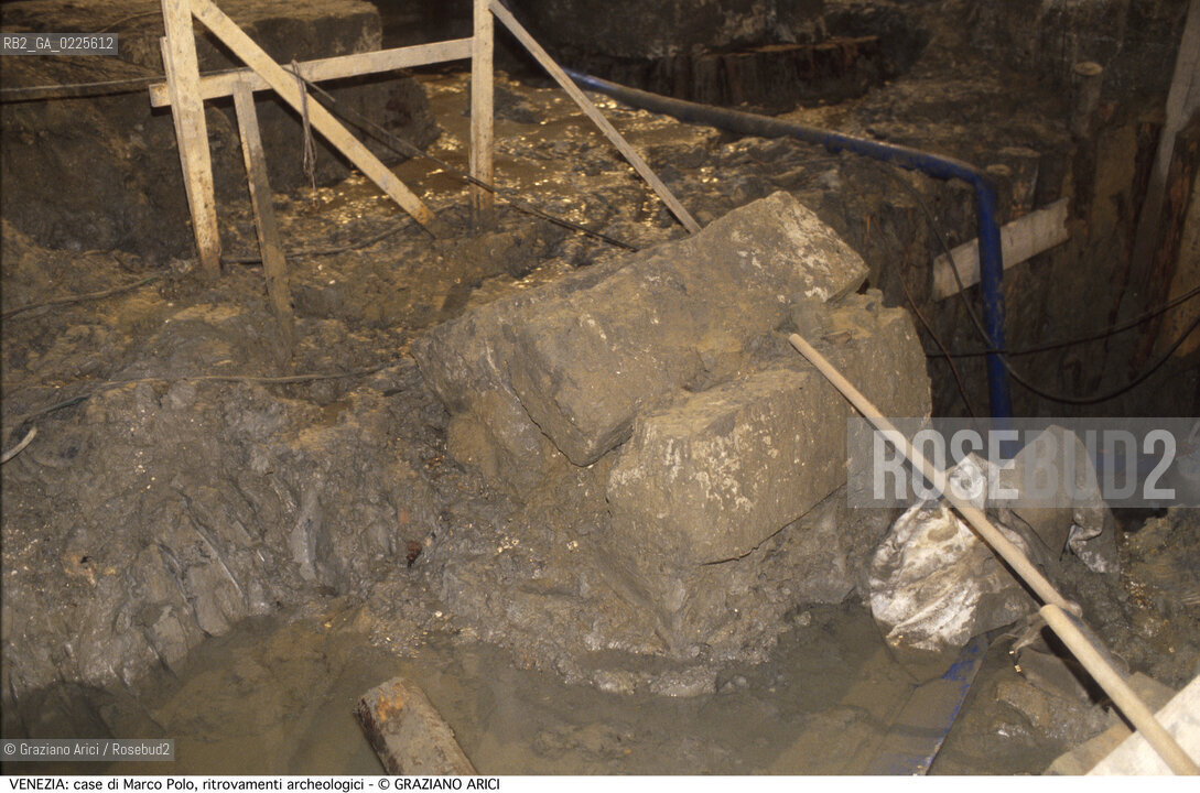 Localizzazione:..VENEZIA / CANNAREGIO..Oggetto:..Soggetto:..TEATRO MALIBRAN / CASE DI MARCO POLO..Cronologia: ....Definizione Culturale:..   Autore: ....   Stile:....   Editori/Stampatori:..   Committenza:..Materia e Tecnica:....Collocazione:..Note:..MONUMENTALE ARCHEOLOGIA..Riproduzione Fotografica:..Graziano Arici/Rosebud2 .Copyright:..Graziano Arici/Rosebud2 .Data:..1998..Costo:..A..