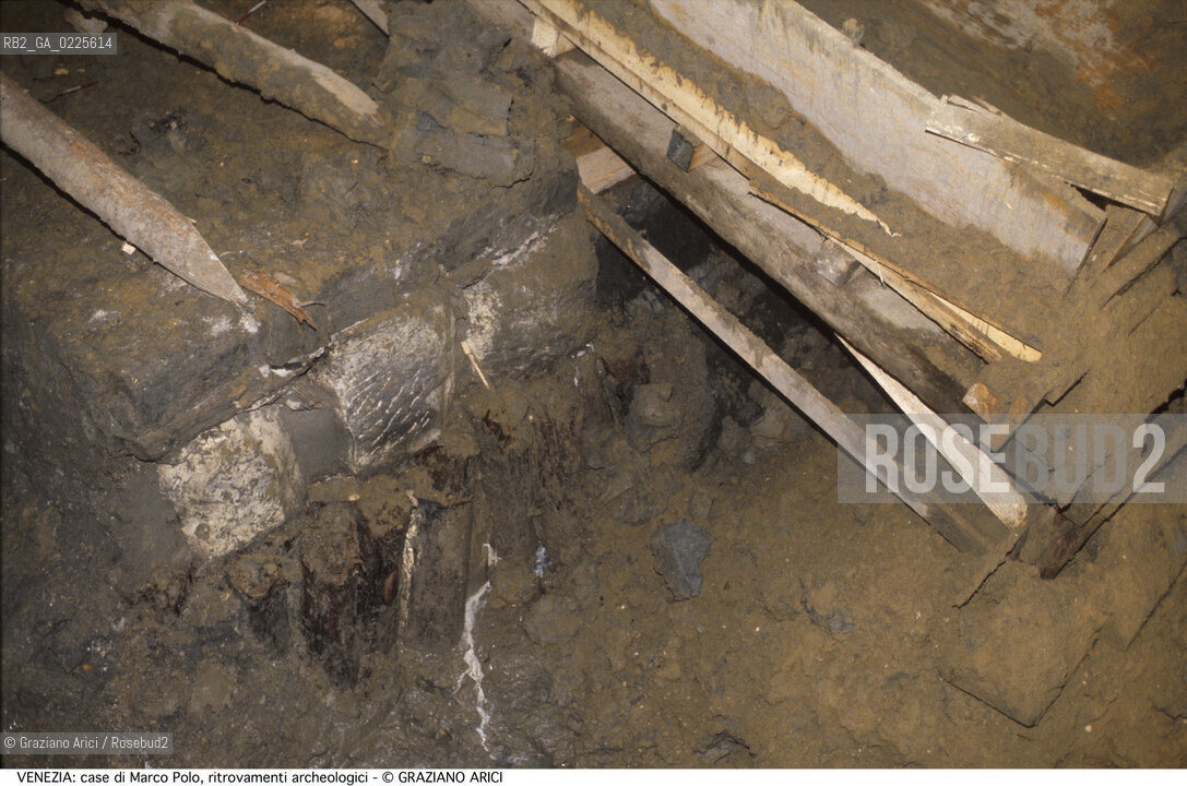 Localizzazione:..VENEZIA / CANNAREGIO..Oggetto:..Soggetto:..TEATRO MALIBRAN / CASE DI MARCO POLO..Cronologia: ....Definizione Culturale:..   Autore: ....   Stile:....   Editori/Stampatori:..   Committenza:..Materia e Tecnica:....Collocazione:..Note:..MONUMENTALE ARCHEOLOGIA..Riproduzione Fotografica:..Graziano Arici/Rosebud2 .Copyright:..Graziano Arici/Rosebud2 .Data:..1998..Costo:..A..