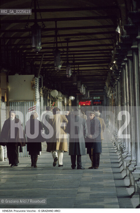 Localizzazione:..VENEZIA / S. MARCO..Oggetto:..Soggetto:..PIAZZA SAN MARCO / PROCURATIE VECCHIE PORTICI..Cronologia: ..XVI SECOLO..Definizione Culturale:..   Autore: ..BARTOLOMEO BON..JACOPO SANSOVINO..   Stile:....   Editori/Stampatori:..   Committenza:..Materia e Tecnica:..MARMO..Collocazione:..Note:..MONUMENTALE..Riproduzione Fotografica:..Graziano Arici/Rosebud2 .Copyright:..Graziano Arici/Rosebud2 .Data:..1990..Costo:..A..