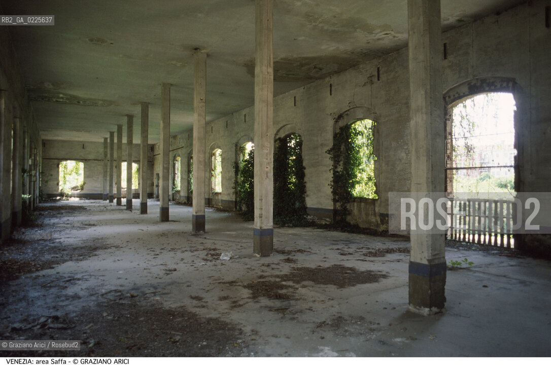 Localizzazione:..VENEZIA / CANNAREGIO..Oggetto:..Soggetto:..EX AREA SAFFA / CAPANNONE..Cronologia: ..XIX SECOLO..Definizione Culturale:..   Autore: ....   Stile:....   Editori/Stampatori:..   Committenza:..Materia e Tecnica:....Collocazione:..Note:..MONUMENTALE ARCHEOLOGIA INDUSTRIALE..Riproduzione Fotografica:..Graziano Arici/Rosebud2 .Copyright:..Graziano Arici/Rosebud2 .Data:..1985..Costo:..A..