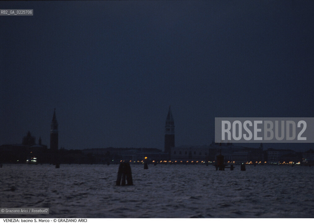 Localizzazione:..VENEZIA..Oggetto:..Soggetto:..BACINO SAN MARCO / NOTTE..Cronologia: ....Definizione Culturale:..   Autore: ....   Stile:....   Editori/Stampatori:..   Committenza:..Materia e Tecnica:....Collocazione:..Note:..MONUMENTALE SKYLINE..Riproduzione Fotografica:..Graziano Arici/Rosebud2 .Copyright:..Graziano Arici/Rosebud2 .Data:..1995..Costo:..A..