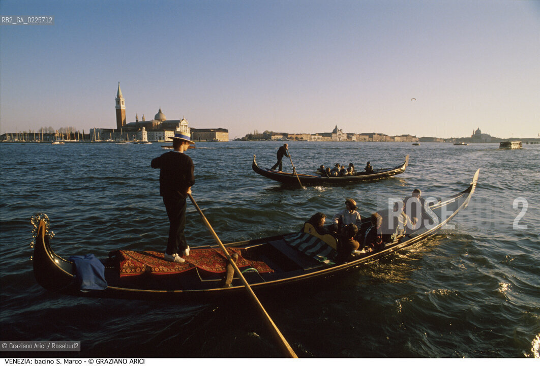 Localizzazione:..VENEZIA..Oggetto:..Soggetto:..BACINO SAN MARCO / S. GIORGIO E GONDOLE..Cronologia: ....Definizione Culturale:..   Autore: ....   Stile:....   Editori/Stampatori:..   Committenza:..Materia e Tecnica:....Collocazione:..Note:..MONUMENTALE SKYLINE..Riproduzione Fotografica:..Graziano Arici/Rosebud2 .Copyright:..Graziano Arici/Rosebud2 .Data:..1995..Costo:..A..