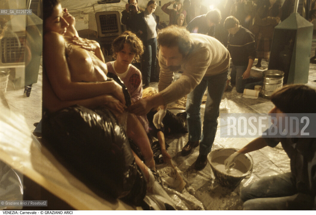 Localizzazione:..VENEZIA..Oggetto:..Soggetto:..PERFORMANCE DI CARNEVALE CALCO SCULTURA..Cronologia: ....Definizione Culturale:..   Autore: ....   Stile:....   Editori/Stampatori:..   Committenza:..Materia e Tecnica:....Collocazione:..Note:....Riproduzione Fotografica:..Graziano Arici/Rosebud2 .Copyright:..Graziano Arici/Rosebud2 .Data:..1980..Costo:..A..