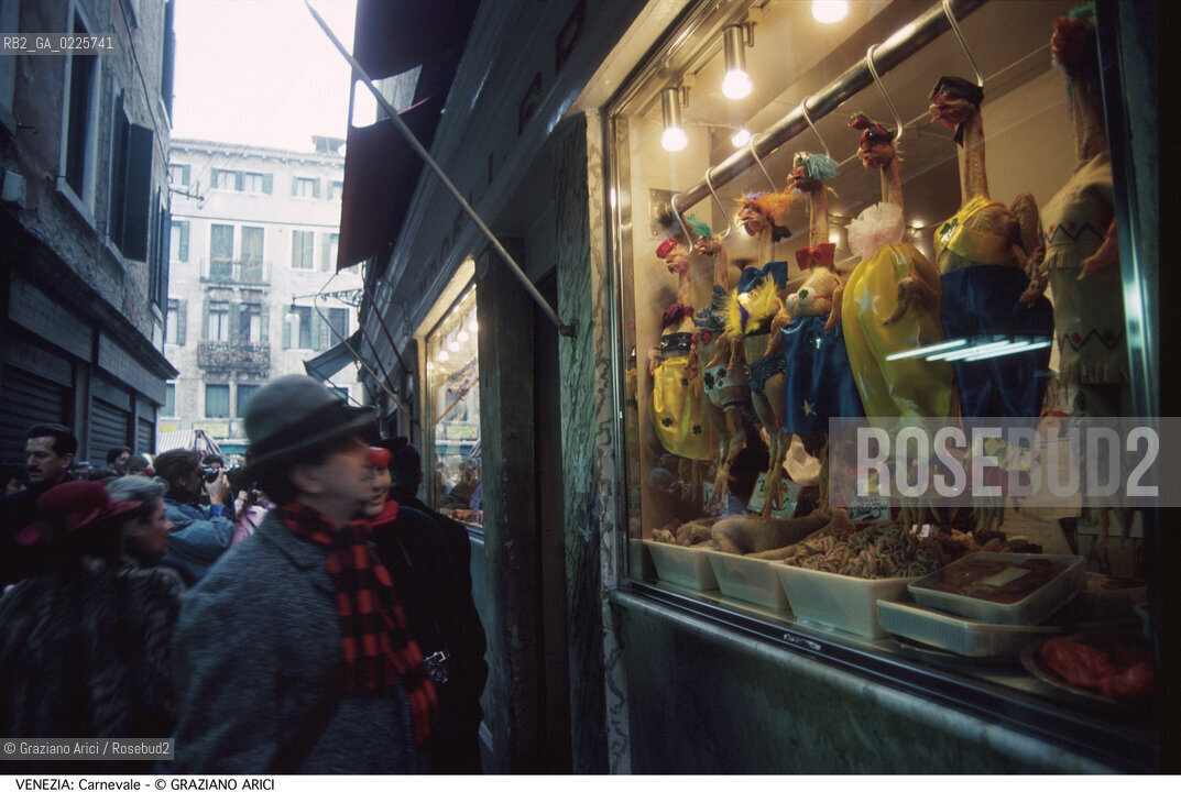 Localizzazione:..VENEZIA / S. POLO..Oggetto:..Soggetto:..CARNEVALE VETRINA DI MACELLERIA A RIALTO CON POLLI E GALLINE IN MASCHERA..Cronologia: ....Definizione Culturale:..   Autore: ....   Stile:....   Editori/Stampatori:..   Committenza:..Materia e Tecnica:....Collocazione:..Note:....Riproduzione Fotografica:..Graziano Arici/Rosebud2 .Copyright:..Graziano Arici/Rosebud2 .Data:..1995..Costo:..A..