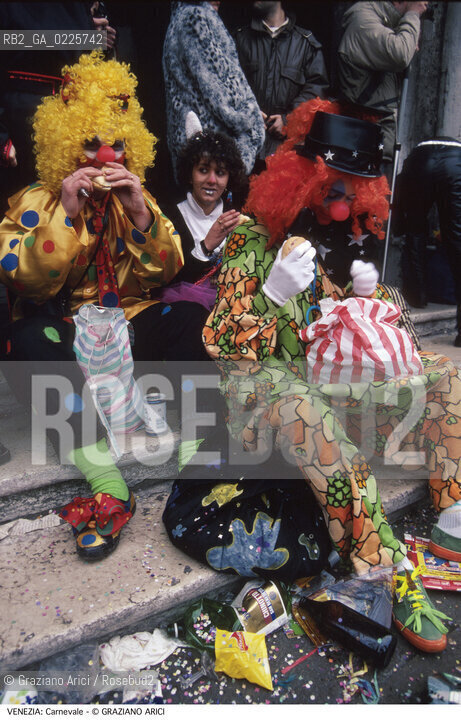Localizzazione:..VENEZIA / S. MARCO..Oggetto:..Soggetto:..CARNEVALE MASCHERE CLOWN PIC NIC CIBO..Cronologia: ....Definizione Culturale:..   Autore: ....   Stile:....   Editori/Stampatori:..   Committenza:..Materia e Tecnica:....Collocazione:..Note:....Riproduzione Fotografica:..Graziano Arici/Rosebud2 .Copyright:..Graziano Arici/Rosebud2 .Data:..1995..Costo:..A..