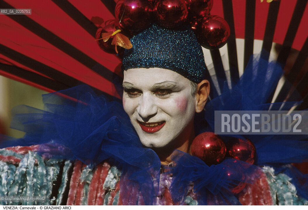 Localizzazione:..VENEZIA..Oggetto:..Soggetto:..CARNEVALE MASCHERA..Cronologia: ....Definizione Culturale:..   Autore: ....   Stile:....   Editori/Stampatori:..   Committenza:..Materia e Tecnica:....Collocazione:..Note:....Riproduzione Fotografica:..Graziano Arici/Rosebud2 .Copyright:..Graziano Arici/Rosebud2 .Data:..1985..Costo:..A..