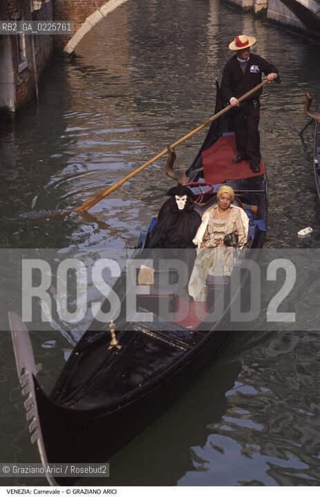 Localizzazione:..VENEZIA..Oggetto:..Soggetto:..CARNEVALE MASCHERE IN GONDOLA..Cronologia: ....Definizione Culturale:..   Autore: ....   Stile:....   Editori/Stampatori:..   Committenza:..Materia e Tecnica:....Collocazione:..Note:....Riproduzione Fotografica:..Graziano Arici/Rosebud2 .Copyright:..Graziano Arici/Rosebud2 .Data:..1987..Costo:..A..